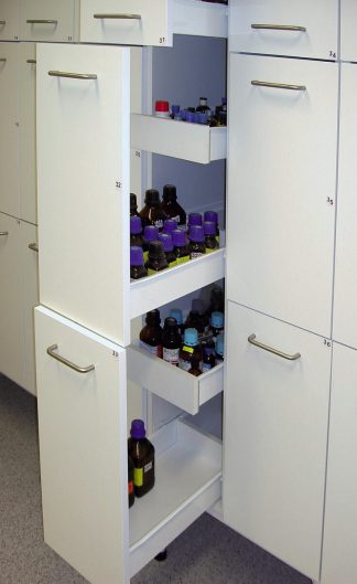 Kemikalieskåp med utdragbara lådor